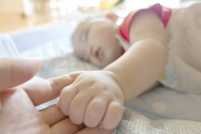 手を握る赤ちゃん