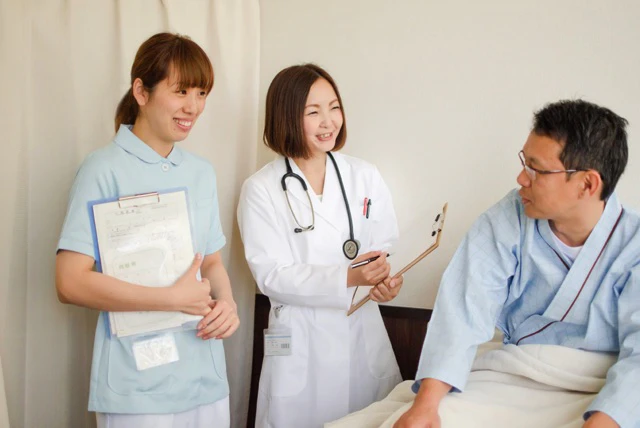 患者さんと医師看護師が話している