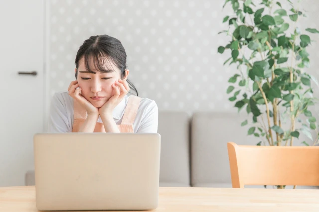 悩む保育士さん