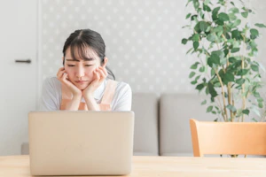 悩む保育士さん