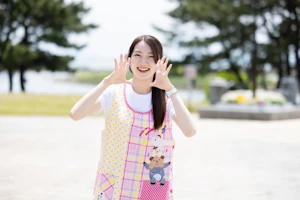 手を添えている笑顔の保育士さん