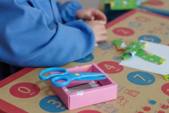 工作をする幼児の手