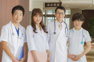 医師と看護師が並んで立っている