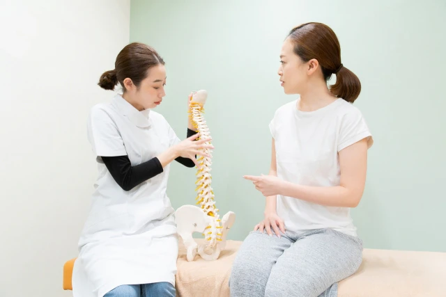 骨の模型と女性