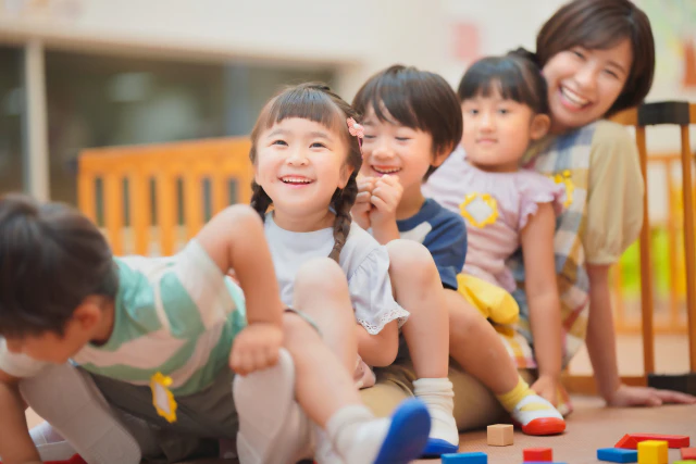 並んで遊ぶ子供たち