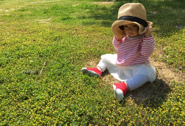 帽子をかぶっている子ども