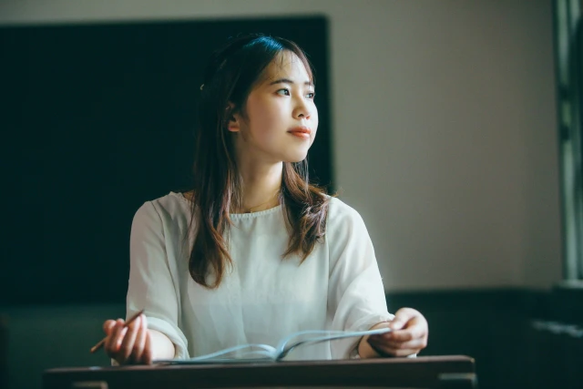 窓の外を見る女性