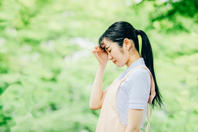 悩む保育士さん