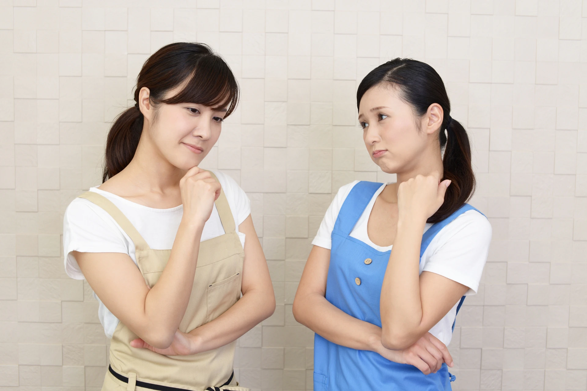 相談している保育士2人