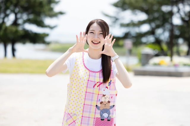 笑顔で呼びかける保育士