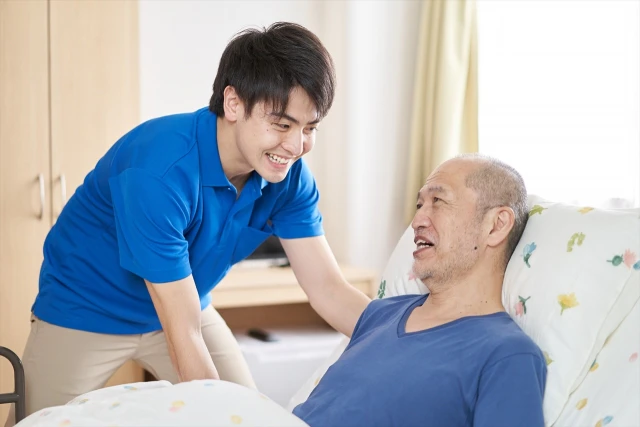 高齢者とスタッフ