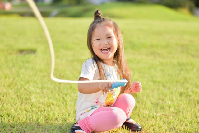 縄跳びで遊ぶ女の子