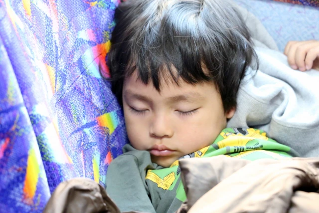 バスの中で眠る子ども