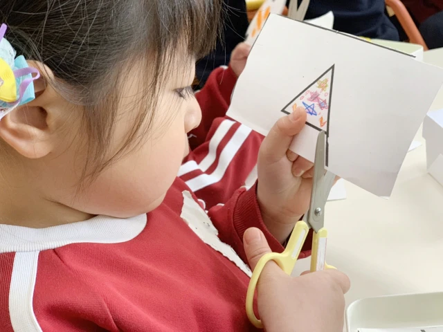 工作をする幼児