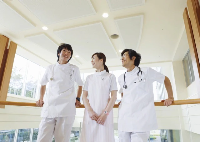 看護師3人で談笑