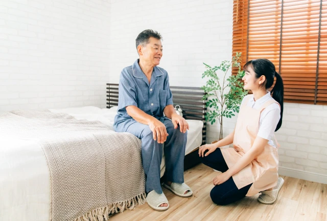 患者の訪問看護に行く看護師