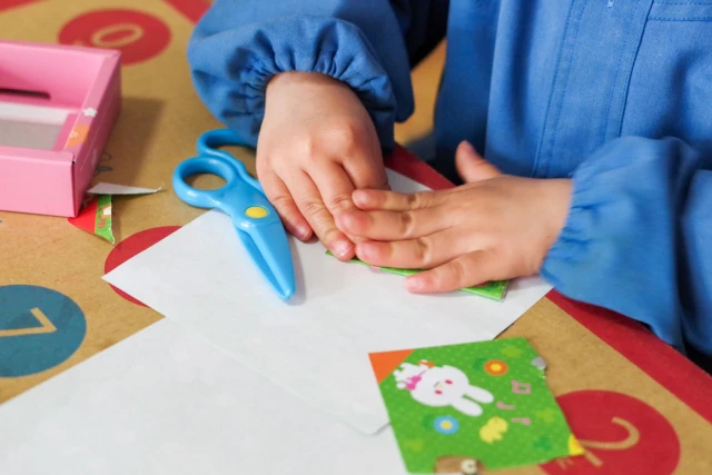 ハサミと色紙と幼児の手
