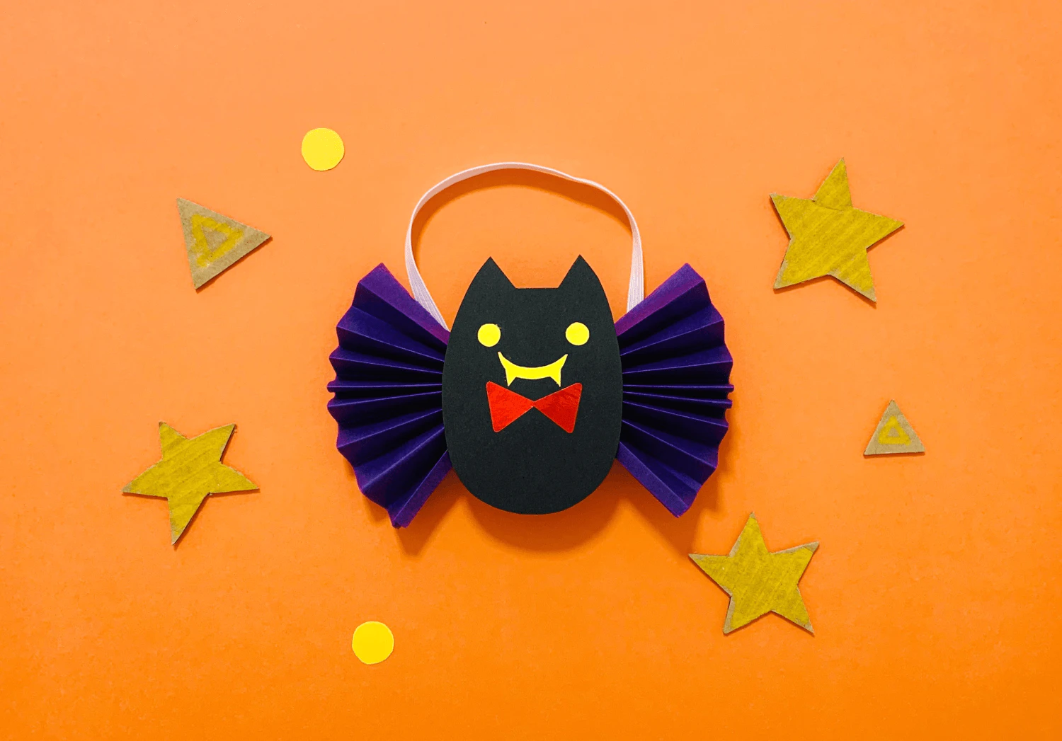 :コウモリの蝶ネクタイ