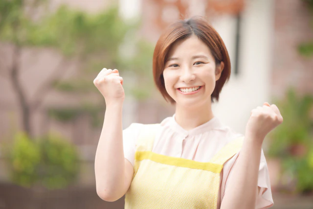 ガッツポーズの保育士さん