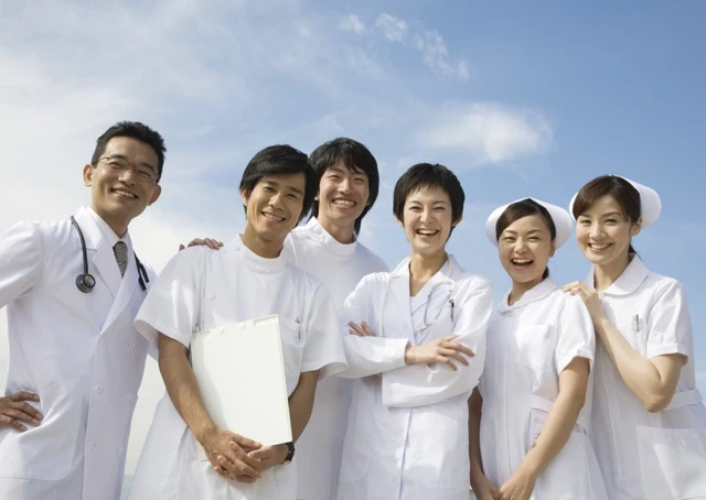 医師や看護師など医療従事者が屋上に集まっている