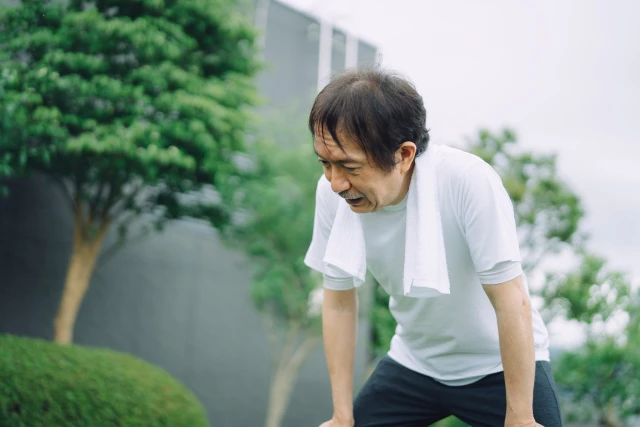 前かがみになる男性