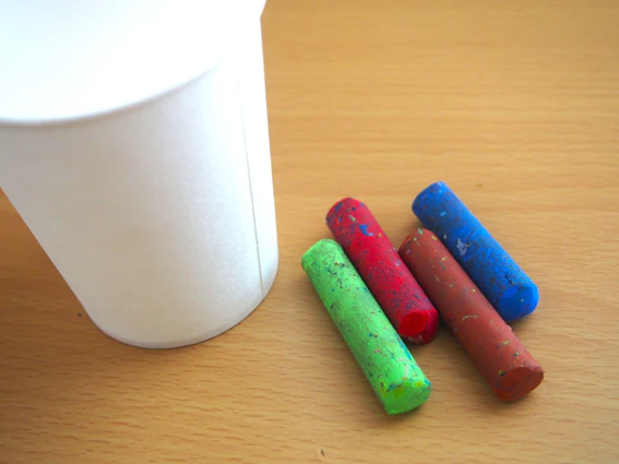 紙コップとクレヨン