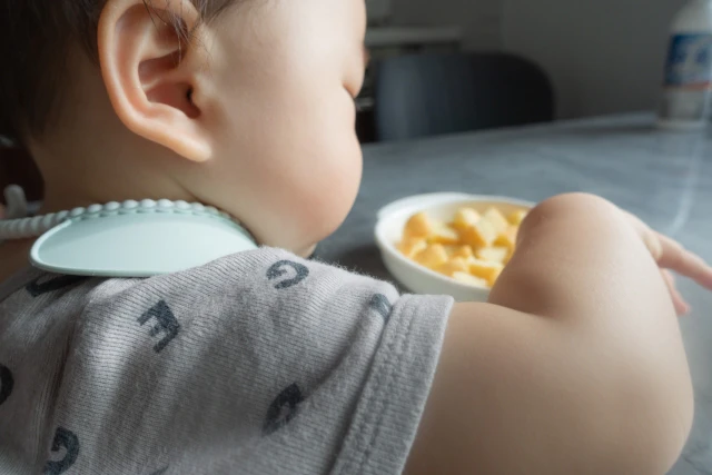 手で食べる赤ちゃん