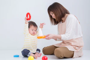 おもちゃで遊ぶ子どもと保育士