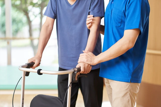 介助するスタッフと男性