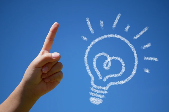 指さす手と電球マーク