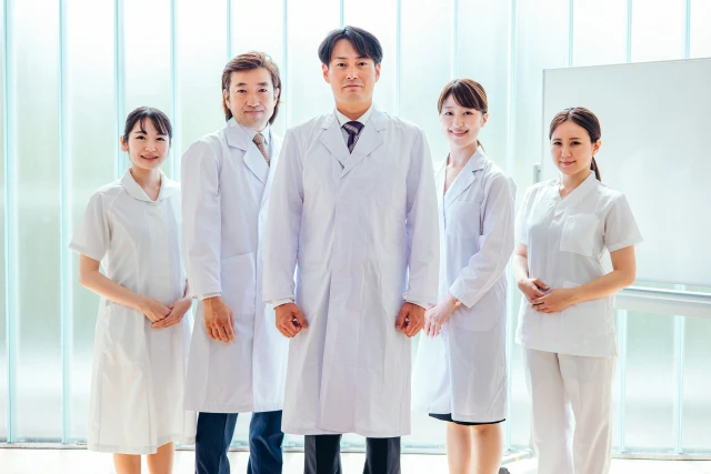 並んで立つ医師たち