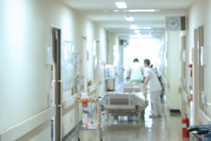 患者さんのベッドを移動させている看護師