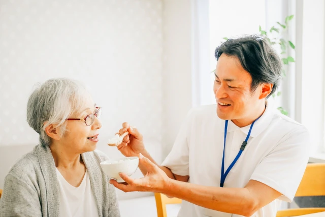 食事の介助をするスタッフと患者さん