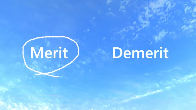 青空に浮かぶメリットとデメリットの文字