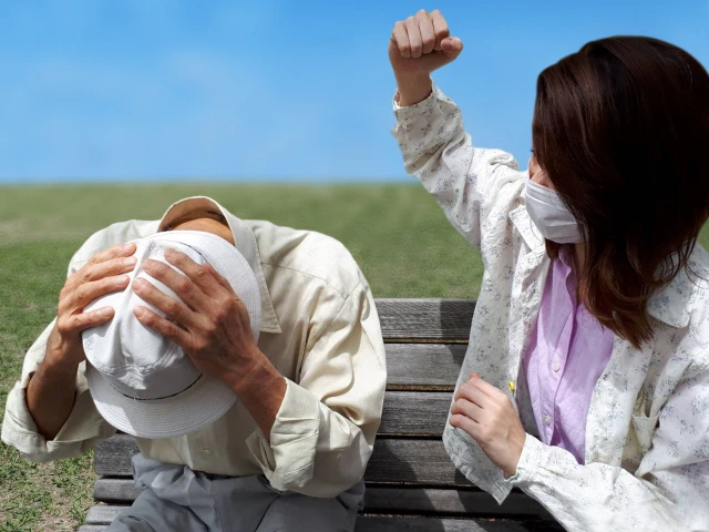 腕を振り上げる女性と頭を抱える高齢者