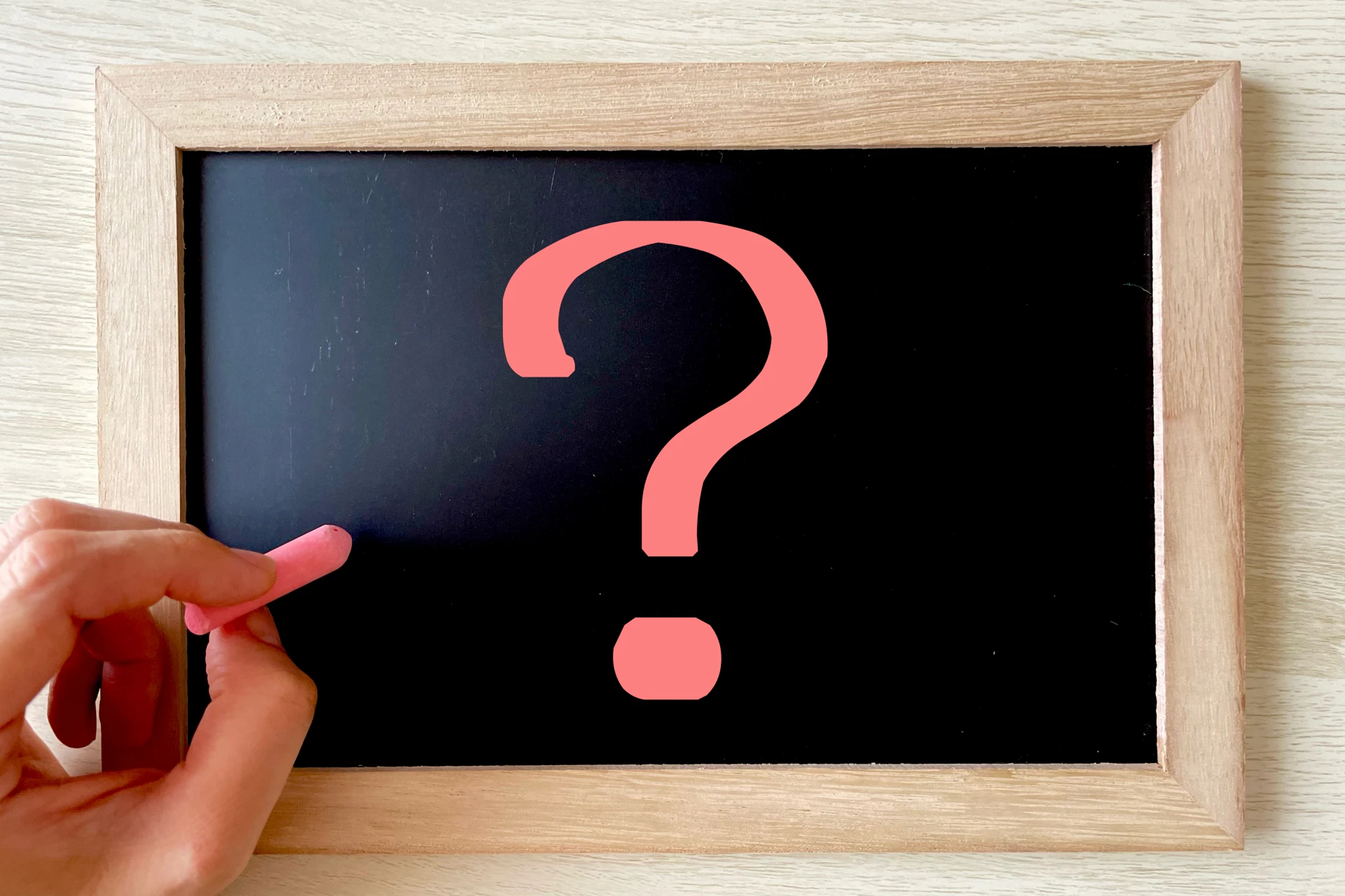 ボードにかかれたクエスチョンマーク