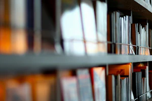 本が並んでいる図書館の館内