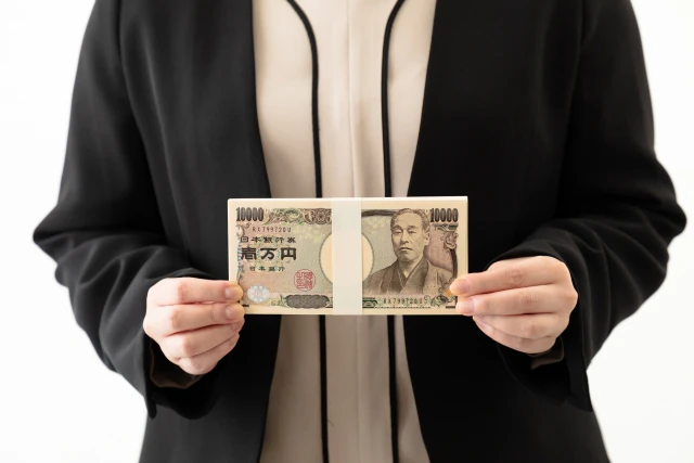 お札を持つ人