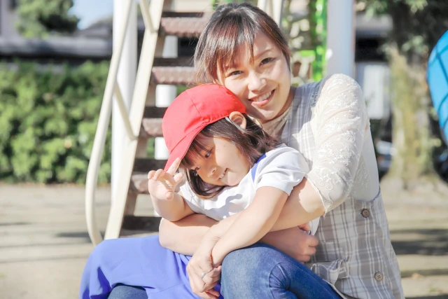 園児をだっこする保育士さん