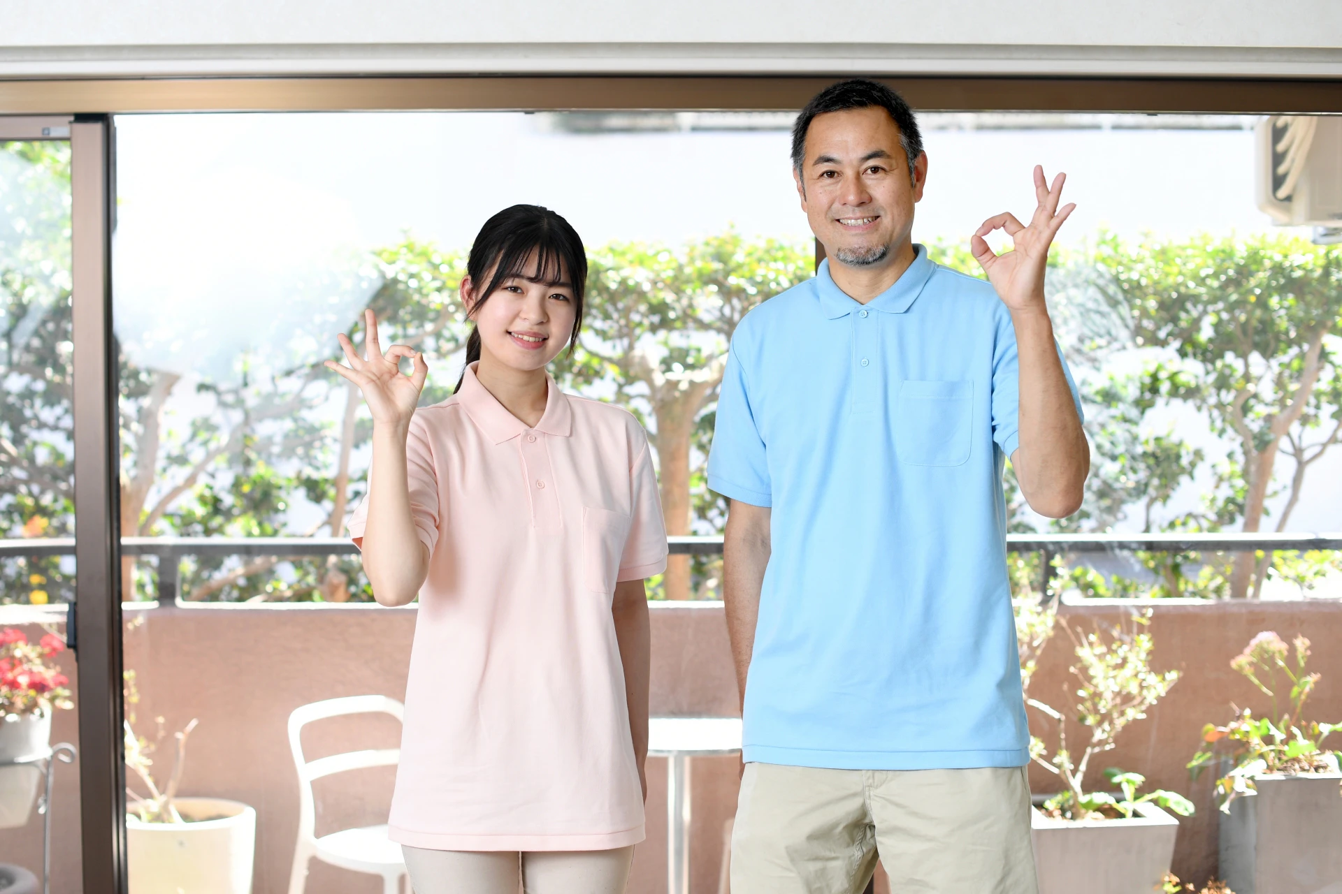 OKポーズをとる男性スタッフと女性スタッフ