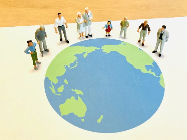 地球とそれを囲む人々