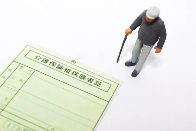 保険証と男性の人形