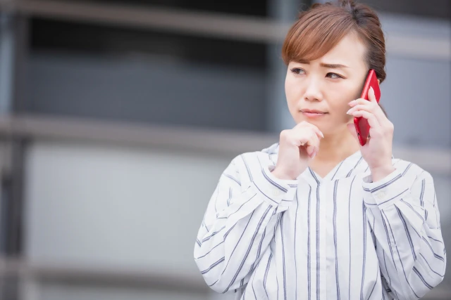 電話対応する保育士