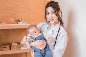 赤ちゃんを抱く助産師