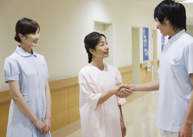 医師と患者さんが握手している