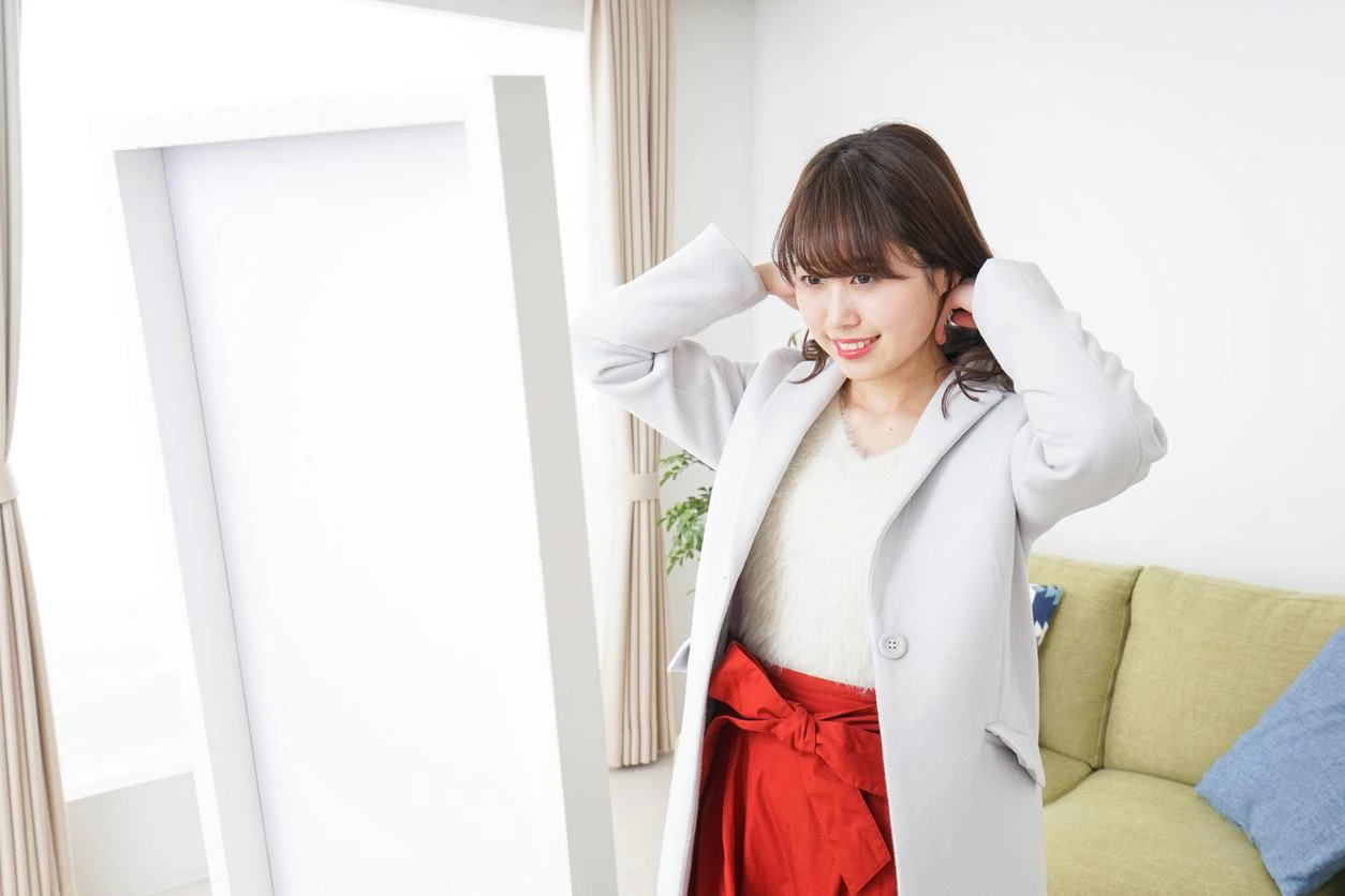 おしゃれをして笑顔の女性