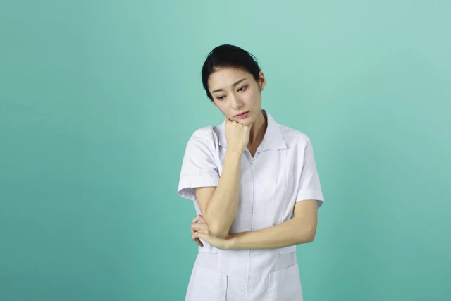 迷っている看護師