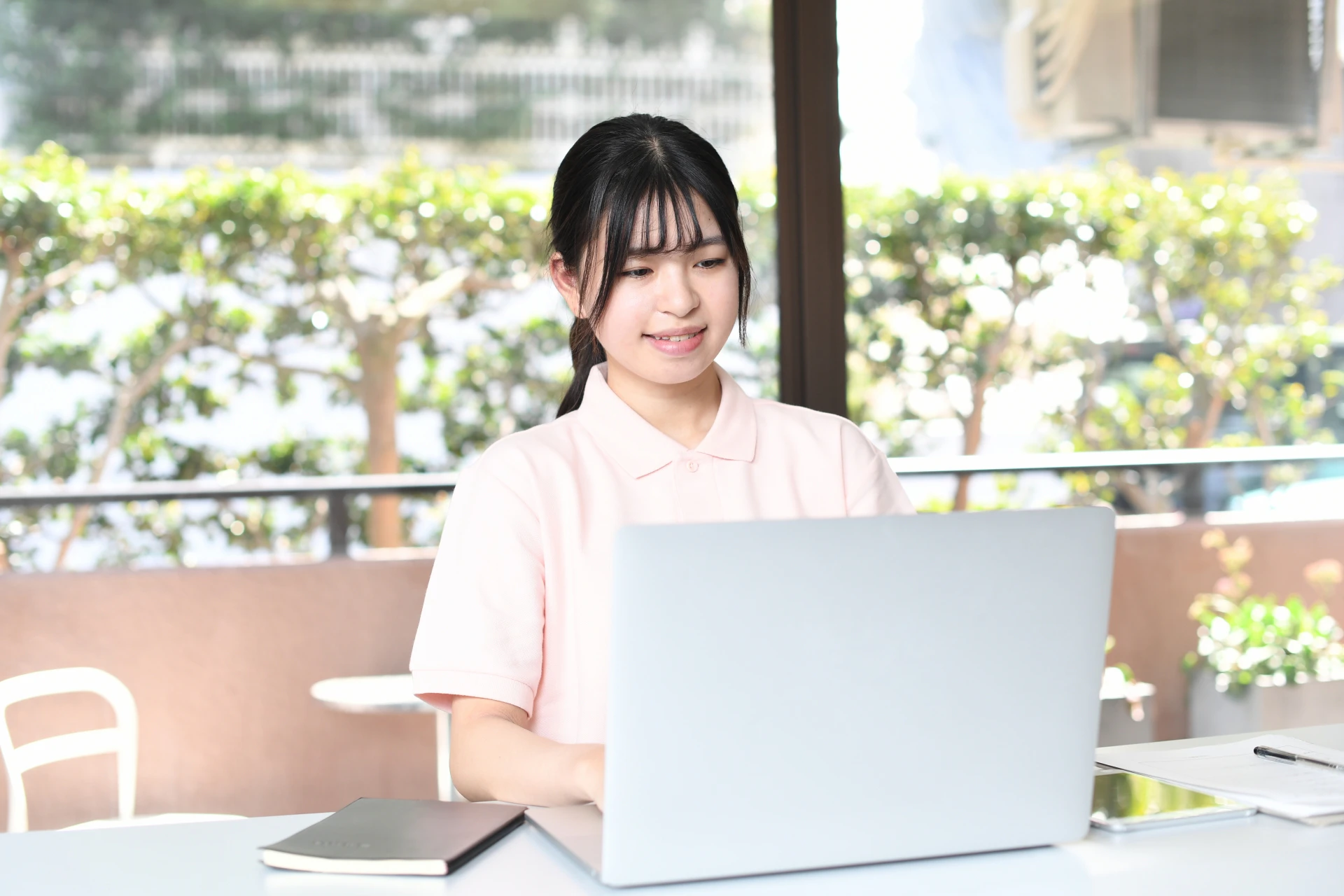 笑顔でパソコンを操作しているケースワーカーさん