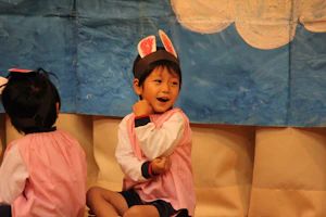 お遊戯会をしてる園児