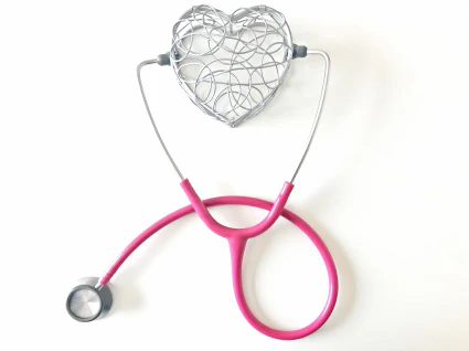 ハートに聴診器をあてている